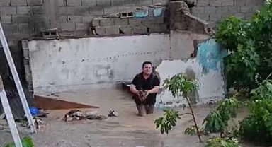 Sel sularına kapılan tavuklarını kurtarmak için kümesine koştu
