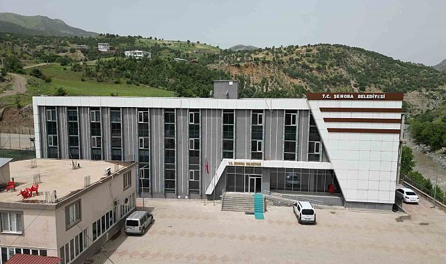 Şenoba belde belediyesi toprak yolları kilitli parke taşları ile döşüyor
