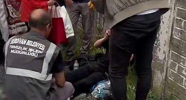 Serdivan Belediyesi'ne ait çöp kamyonu motosikletliyi altına aldı