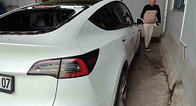 Serik'te dolu yağışı lüks otomobilin camlarını kırdı