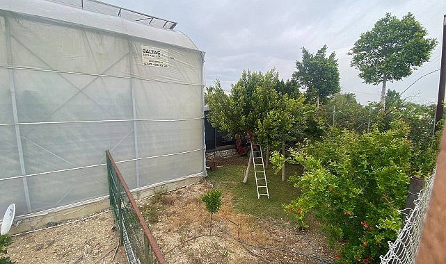 Serik'te kamyonet seraya daldı: 1 yaralı