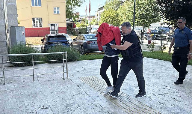 Ses sistemine gizledikleri 840 uyuşturucu hapla yakalandılar; yakınları görüntü alan gazetecileri tehdit etti