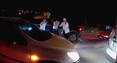 Sevinç kutlamaları esnasında kavgayı ayırmayı çalışan 'Yardım edin' çağrısı kamerada