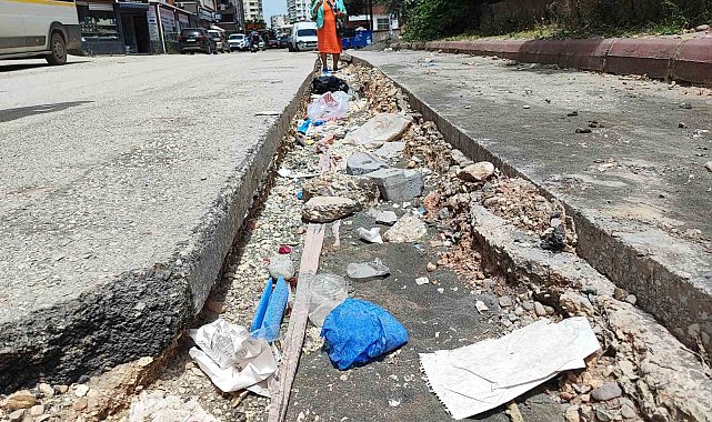 Seyhan Belediyesi yolu yapmadı, vatandaşla muhtar karşı karşıya geldi