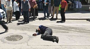 Seyir halindeki aracın önüne atladı, hastanelik oldu