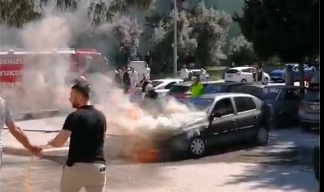 Seyir halindeki otomobil alev alev yandı