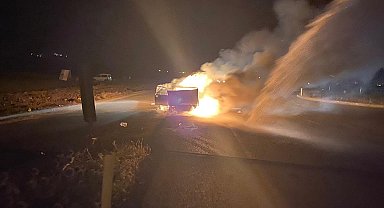 Seyir halindeyken alevlere teslim olan Tofaş demir yığını haline geldi