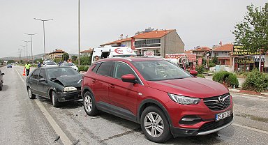Seyir halindeyken kırmızı ışıkta bekleyen otomobile çarptı: 1 yaralı