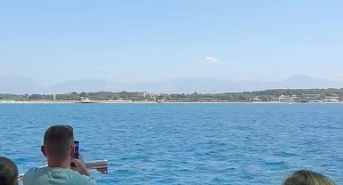 Side açıklarında Akdeniz foku görüntülendi, turistler hayretler içinde izledi