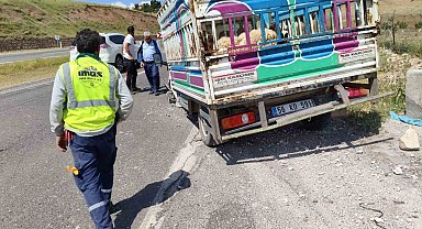 Siirt'te kurbanlıkları taşıyan araç kaza yaptı
