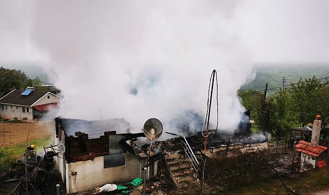 Sinop'ta ahşap ev yanarak kullanılamaz hale geldi