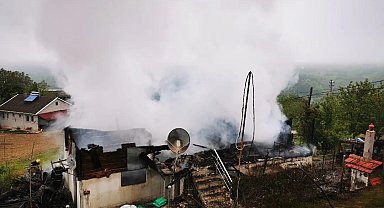 Sinop'ta ahşap ev yanarak kullanılamaz hale geldi