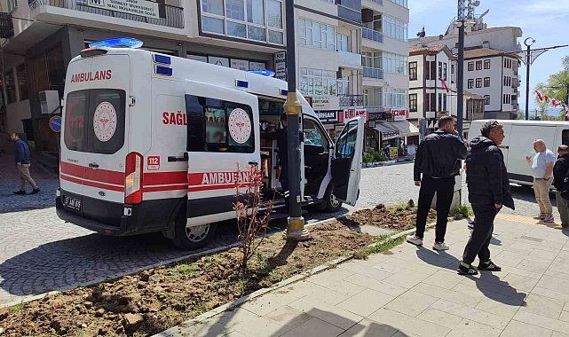 Sinop'ta motosiklet ile hafif ticari araç çarpıştı: 1 yaralı