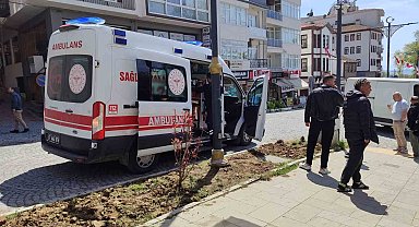 Sinop'ta motosiklet ile hafif ticari araç çarpıştı: 1 yaralı