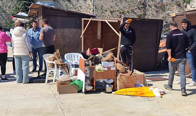Sinop'ta şiddetli rüzgar seyyar tezgahları yıktı