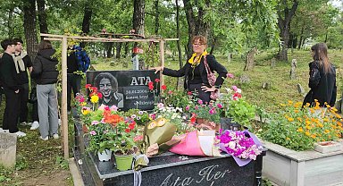 Sipariş teslim ettikten sonra 25 bıçak darbesiyle öldürülen Ata Emre vefatının 1. yılında mezarı başında anıldı