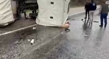 Sivas'ta kontrolden çıkan kamyon devrildi, sürücü yaralandı