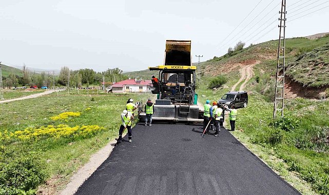 Sivas'ta köy yollarının standardı yükseliyor