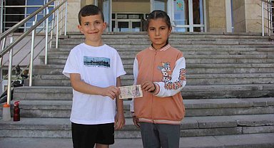 Sivaslı minik öğrenci paranın üzerindeki yazının izini sürerek sahibine ulaştı