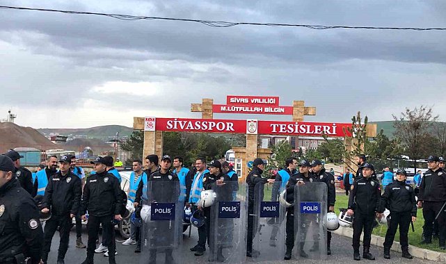 Sivasspor taraftarından tesislerin önünde protesto