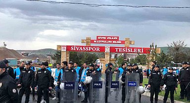 Sivasspor taraftarından tesislerin önünde protesto