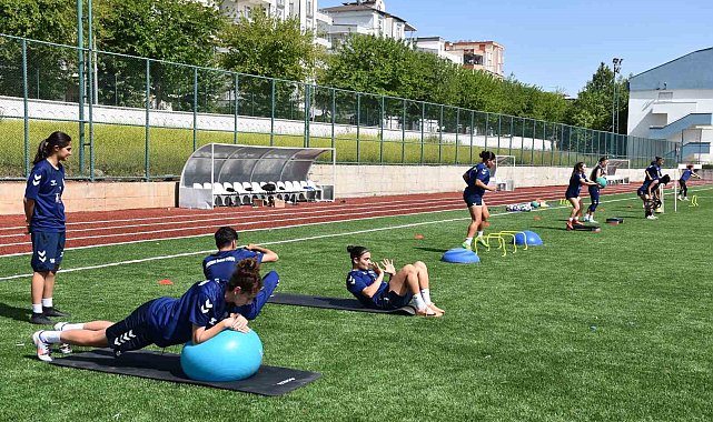 Siverek İdmanyurdu Kadın Futbol Takımı grup şampiyonu oldu