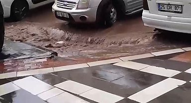 Siverek'te aniden bastıran yağış sele neden oldu