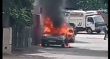 Siverek'te park halindeki otomobil alev aldı