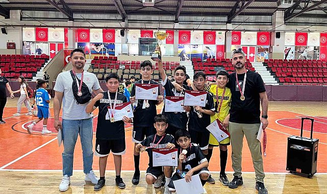 Siverekli minikler futsal turnuvasında il birincisi oldu