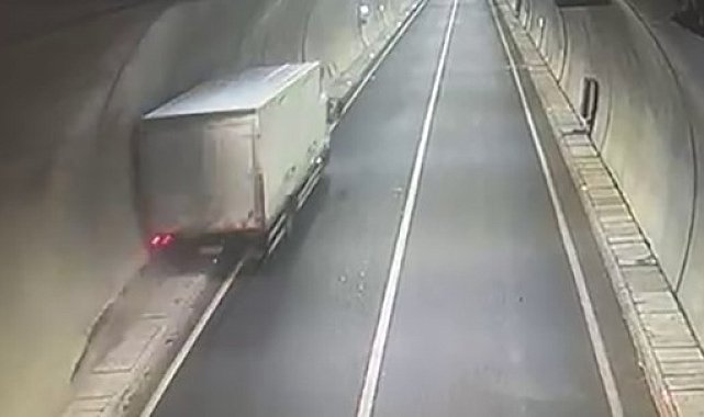 Şoförün direksiyon hakimiyetini kaybettiği kamyon tünel duvarına çarptı