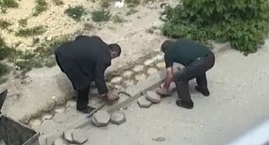 Sokaktaki kaldırım taşlarını söktü, görüntüleri yayılınca geri yerine koydu