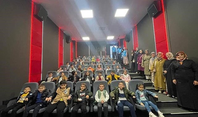 Soma'da Kur'an kursu öğrencilerine sinema etkinliği