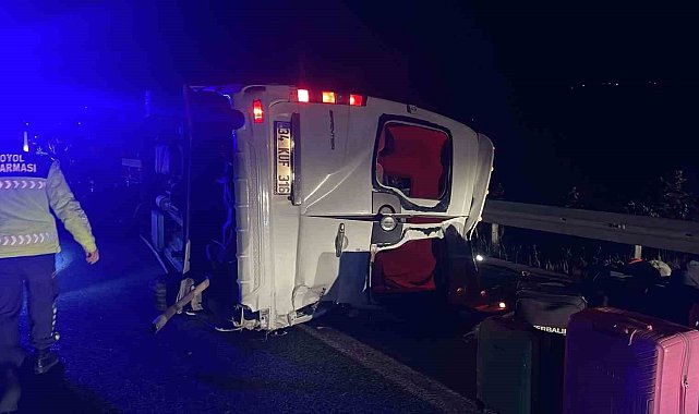 Soma'da servis minibüsü devrildi: 1 ölü, 13 yaralı