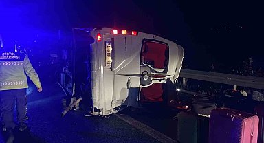 Soma'da servis minibüsü devrildi: 1 ölü, 13 yaralı