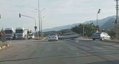 Sosyal medyaya görüntü çekmek isterken, kırmızı ışıkta geçen aracın karıştığı yaralamalı kazayı görüntüledi