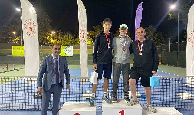 Spor kenti Demirci'de Gençlik Haftası Tenis Turnuvası tamamlandı