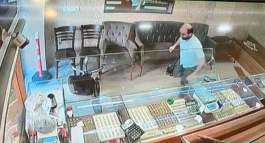 Sultanbeyli'de kuyumcuda silahlı soygun girişimi: Sandalye fırlatarak soyguncuyu kaçırdılar