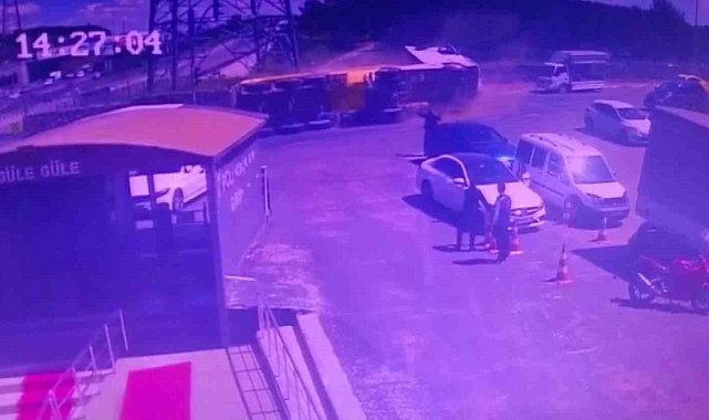Sultanbeyli'de virajı dönemeyen hafriyat kamyonu otomobilin üzerine devrildi