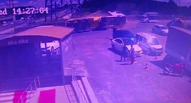 Sultanbeyli'de virajı dönemeyen hafriyat kamyonu otomobilin üzerine devrildi