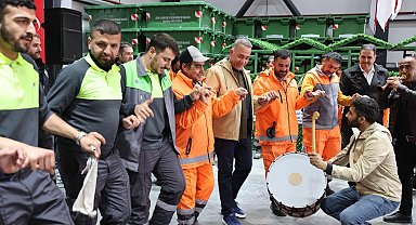 Sultangazi Belediye Başkanı Dursun işçilerle birlikte halay çekti