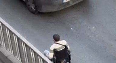 Sultangazi'de engelli vatandaş tekerlekli sandalyeyle ters yönde trafiğe girdi