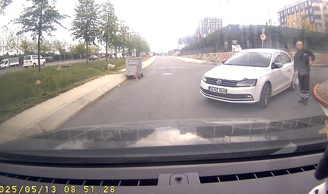 Sultangazi'de inatlaşan sürücülerin yol verme tartışması kamerada