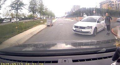 Sultangazi'de inatlaşan sürücülerin yol verme tartışması kamerada