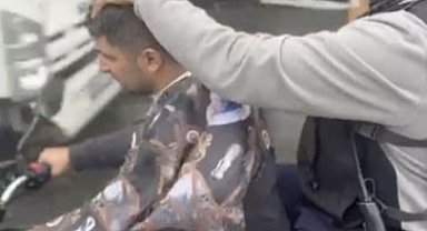 Sultangazi'de seyir halindeki motosiklet üzerinde tıraş