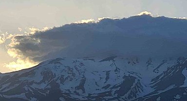 Süphan Dağı'nın zirvesindeki bulutlar görenleri hayran bıraktı