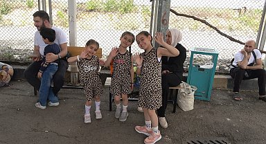 Suriyeli sığınmacılar Türkiye'ye teşekkür ederek ülkelerine dönüyor