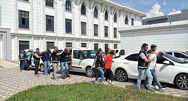 Sürücünün içinde bulunduğu otomobil kurşun yağmuruna tutulmuştu: 5 şüpheli yakalandı