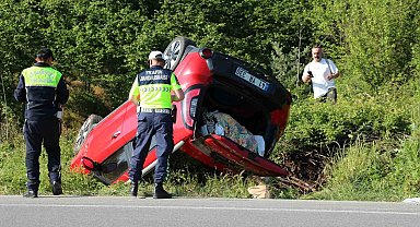 Takla atan otomobildeki aile ölümden döndü: 1'i bebek 4 yaralı