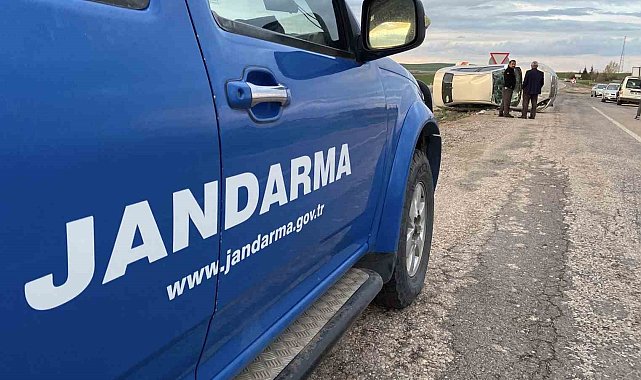 Takla atan otomobilden burnu bile kanamadan kurtuldu