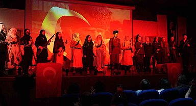 Tarihe ışık tutan defile: 23 kadın kahramanın kıyafetleri defilede sergilendi